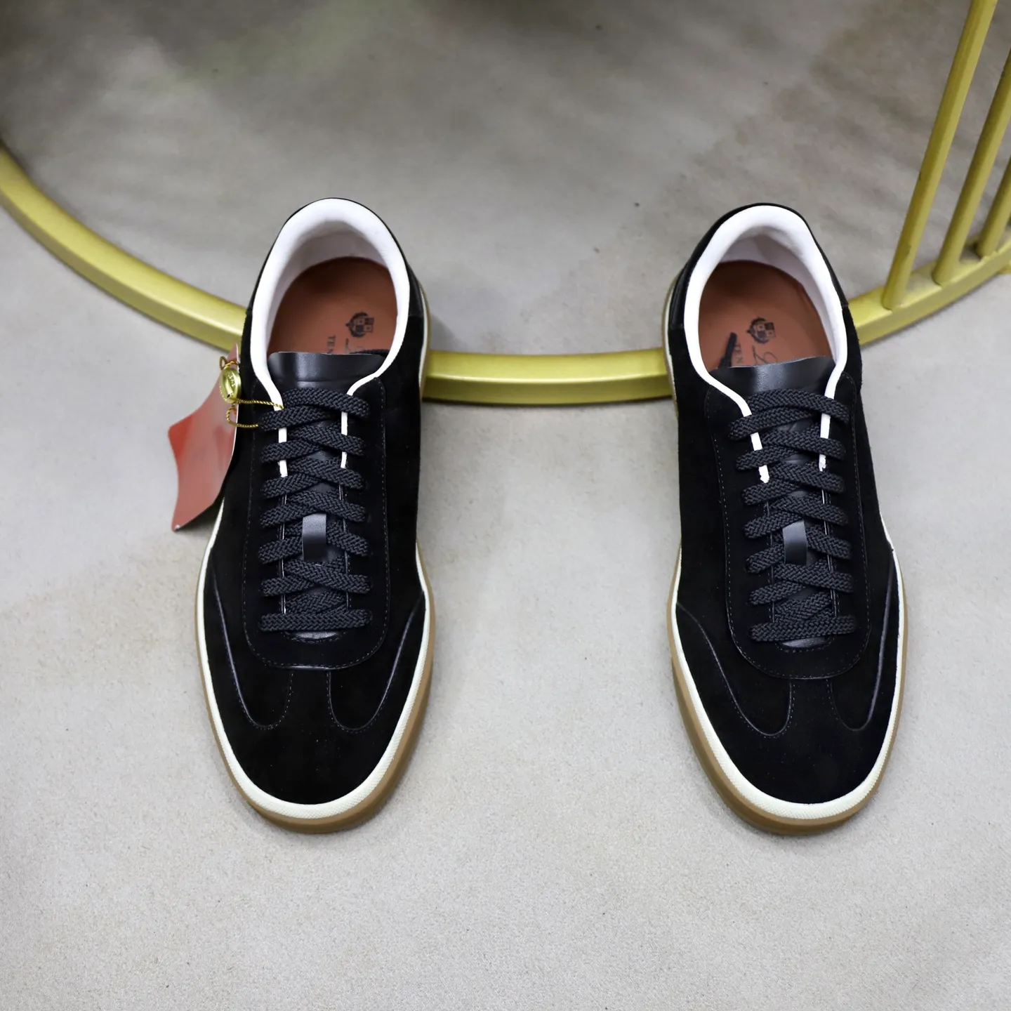 Ex-factory price: 560💰Loro Riana men’s moral training sneakers! Made from high-quality materials and designed in a low-cut silhouette, it offers an elegant and stylish look that's suitable for year-round wear. The unique double-layer sole aesthetic design, caramel cup-shaped outsole is decorated with off-white rubber trim, creating an attractive color combination. Pair with tailored pieces or jeans for a sophisticated yet casual look. The heel is decorated with soft cow leather tongue with Kummel color inserts and cotton laces with embossed LP logo. Upper: cow split suede. Lining: original thickened soft sheepskin. Size: 38-39-40-41-42-43-44 (customized in 45.46)
